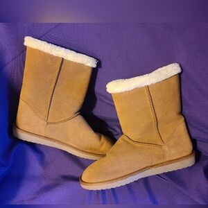 Cozy Tan Shearling-Lined Boots